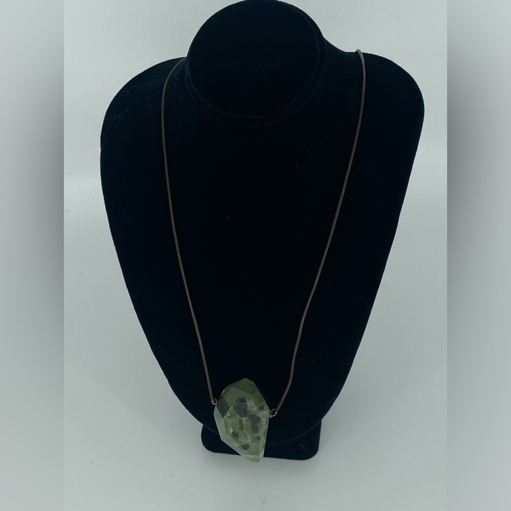Green stone rope necklace